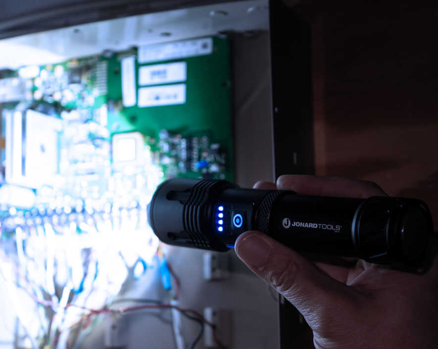 Solis™ Rechargeable Tactical Flashlight | SOL-F1 - Cable Connection & Supply