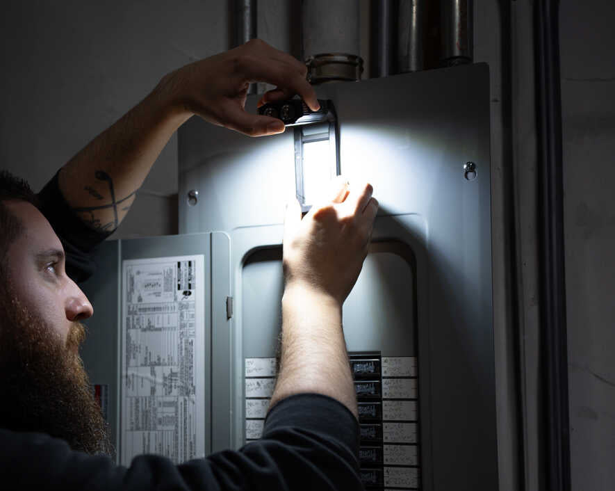 Solis™ Rechargeable 360° Pivoting Worklight | SOL-W1 - Cable Connection & Supply