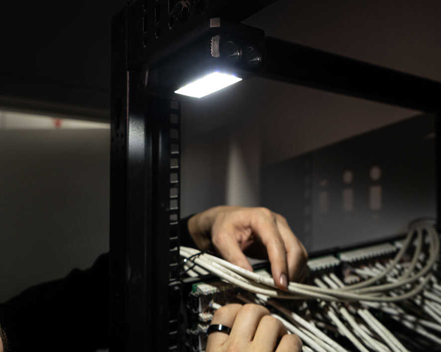 Solis™ Rechargeable 360° Pivoting Worklight | SOL-W1 - Cable Connection & Supply