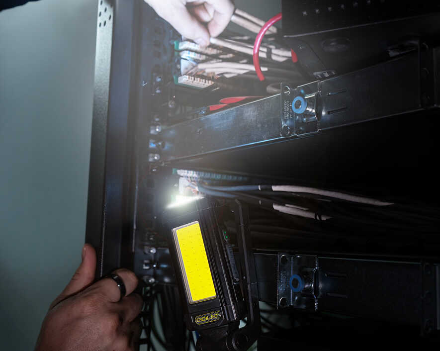 Solis™ Rechargeable 360° Pivoting Worklight | SOL-W1 - Cable Connection & Supply